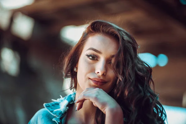 Retrato Una Joven Moda Con Chaqueta Vaquera Mirando Cámara —  Fotos de Stock