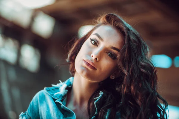 Retrato Una Joven Moda Con Chaqueta Vaquera Mirando Cámara —  Fotos de Stock