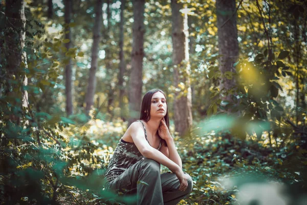 Menina Feliz Estando Floresta Muitos Mares Grama Árvores Foto Conceito — Fotografia de Stock