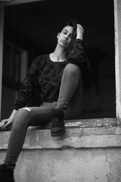 Минимальный Черно Белый Портрет Молодой Девушки Позирующей Открытом Воздухе Возле — стоковое фото