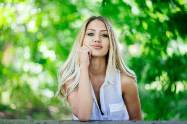 Yakın, bir arka plan bir huş yaprağı genç bir güzel esmer kız portresi