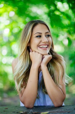 Yakın, bir arka plan bir huş yaprağı genç bir güzel esmer kız portresi