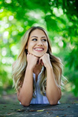 Yakın, bir arka plan bir huş yaprağı genç bir güzel esmer kız portresi