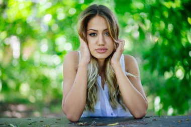 Yakın, bir arka plan bir huş yaprağı genç bir güzel esmer kız portresi