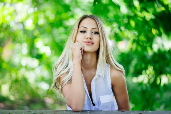 Close Portret Van Een Jonge Mooie Brunette Meisje Een Achtergrond — Stockfoto