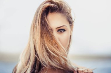 Yaz sahilde oturan moda genç kadın portresi