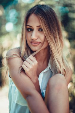 Yakın, genç güzel sarışın kız portresi  