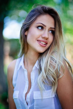 Yakın, genç güzel sarışın kız portresi  