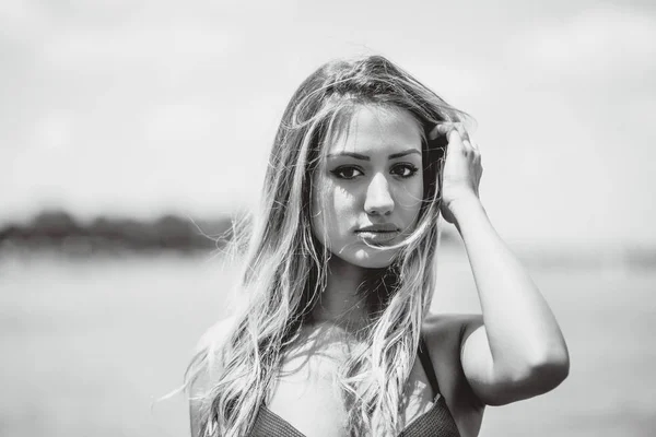 Летний Портрет Модной Молодой Женщины Сидящей Пляже — стоковое фото