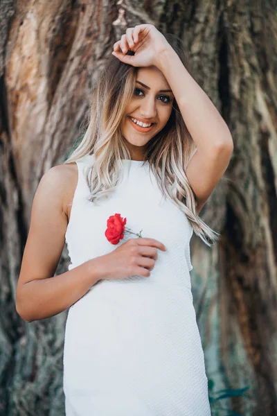 Gros Plan Portrait Une Jeune Belle Brune Sur Fond Feuilles — Photo