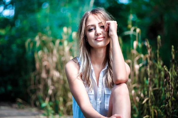 Close Portret Van Een Jonge Mooi Blond Meisje — Stockfoto