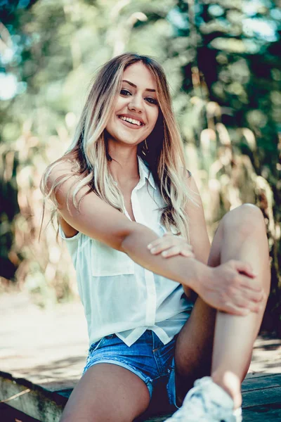 Close Retrato Uma Jovem Linda Menina Loira — Fotografia de Stock