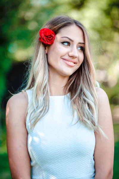 Zblizka Portrét Mladé Dívky Krásné Blond Červenou Růží Vlasech — Stock fotografie