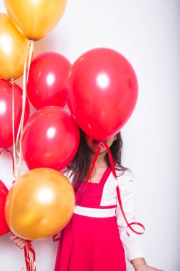 Bebek kız tutarak onun Doğum günü kutlama balonları