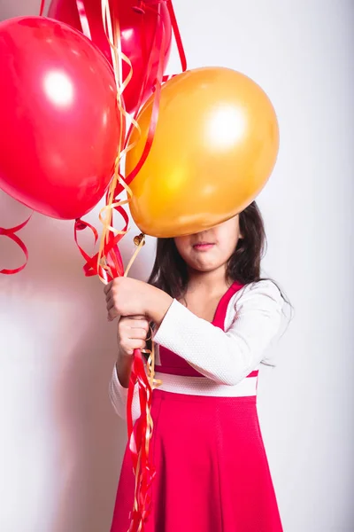 Ragazza Che Tiene Palloncini Festeggiare Suo Compleanno — Foto Stock