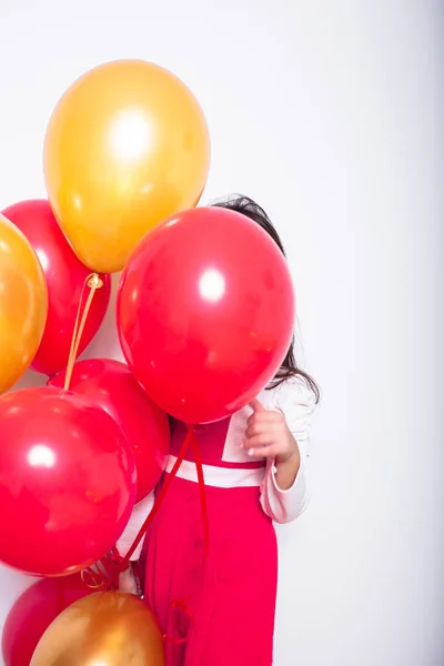 Ragazza Che Tiene Palloncini Festeggiare Suo Compleanno — Foto Stock