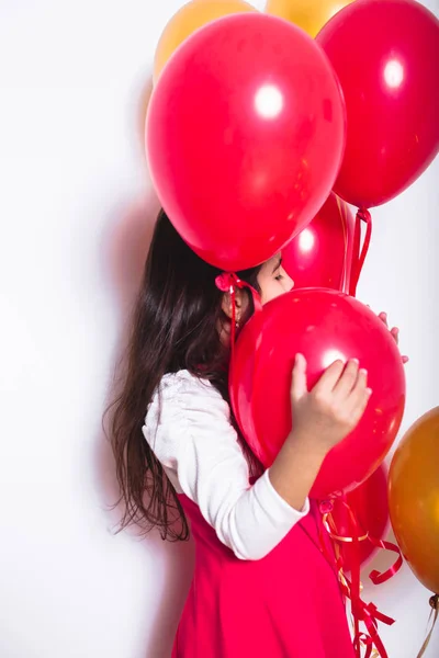 Bebê Menina Segurando Balões Comemorando Seu Aniversário — Fotografia de Stock