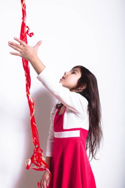 Bebek kız tutarak onu Birthda kutlama balonları