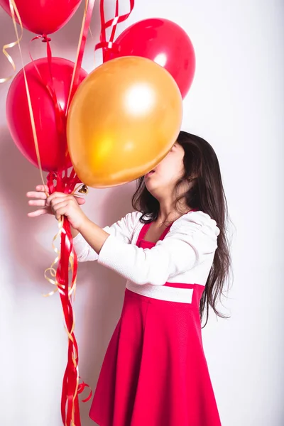 Ragazza tenendo palloncini che celebrano la sua nascita — Foto Stock
