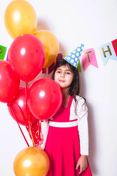 Ragazza che tiene palloncini festeggiando il suo compleanno — Foto Stock