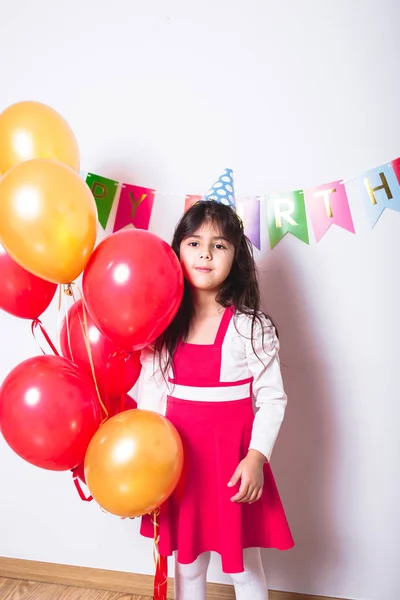 Ragazza che tiene palloncini festeggiando il suo compleanno — Foto Stock