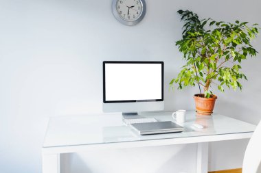 Beyaz ofis alanı. Ofis malzeme ile masa üstünde Laptop.