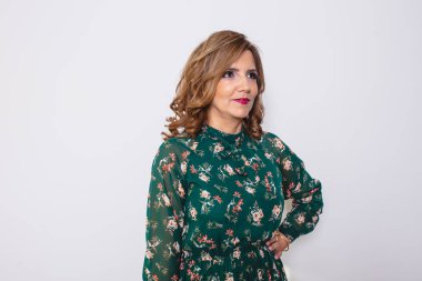 Ofisinde bir bilgisayarda çalışan iş kadın