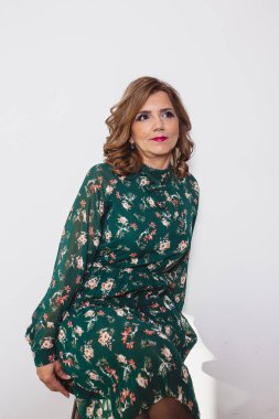 Ofisinde bir bilgisayarda çalışan iş kadın