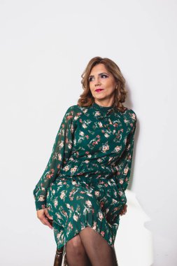 Ofisinde bir bilgisayarda çalışan iş kadın