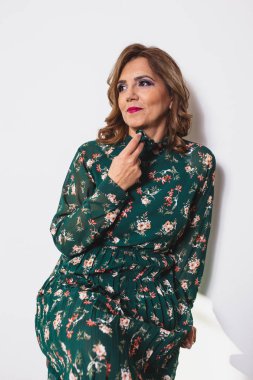 Ofisinde bir bilgisayarda çalışan iş kadın