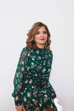 Ofisinde bir bilgisayarda çalışan iş kadın