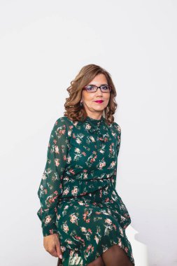 Ofisinde bir bilgisayarda çalışan iş kadın