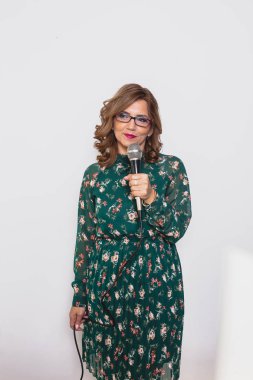 Ofisinde bir bilgisayarda çalışan iş kadın