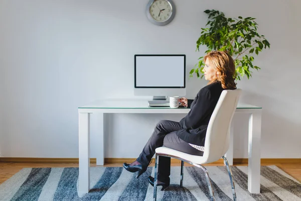 Kadın dinlenirken ve modern ofis içinde müzik dinlemek