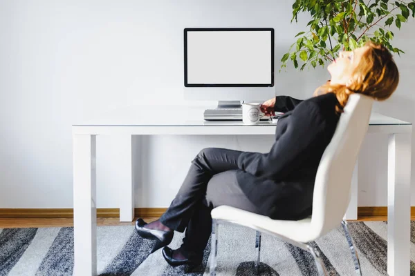 Kadın dinlenirken ve modern ofis içinde müzik dinlemek