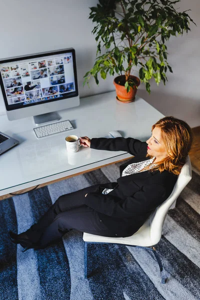 Kadın dinlenirken ve modern ofis içinde müzik dinlemek