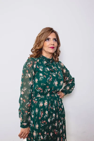 Ofisinde bir bilgisayarda çalışan iş kadın