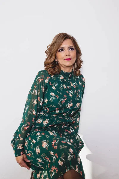 Ofisinde bir bilgisayarda çalışan iş kadın