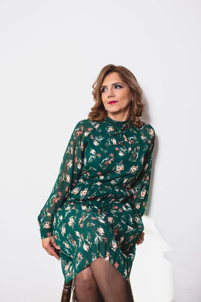 Ofisinde bir bilgisayarda çalışan iş kadın