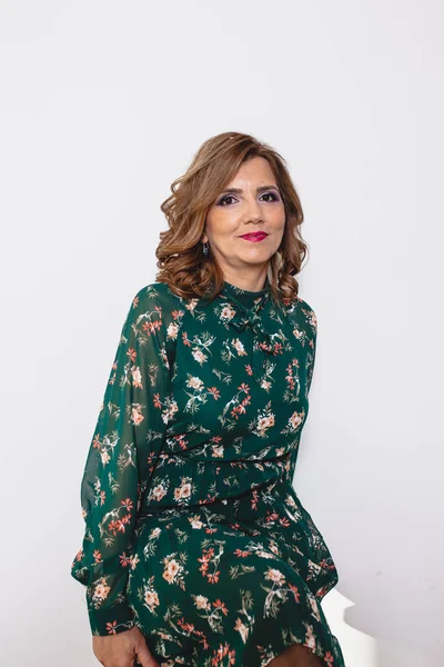 Ofisinde bir bilgisayarda çalışan iş kadın