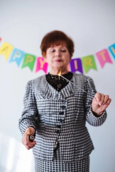 Donna Anziana Che Festeggia Suo Compleanno Casa — Foto Stock