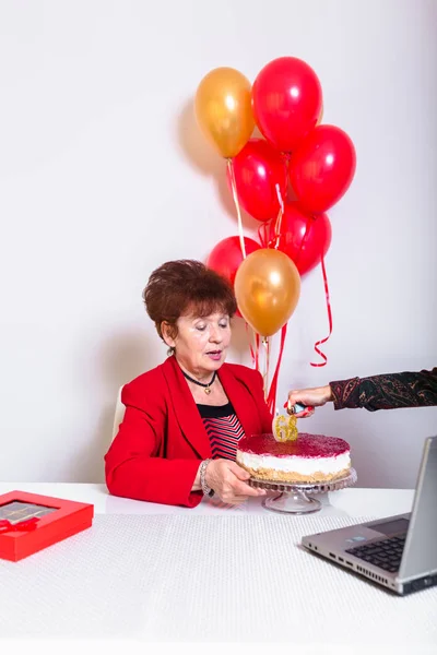 Donna Anziana Abito Rosso Che Mostra Suoi Doni Sui Social — Foto Stock