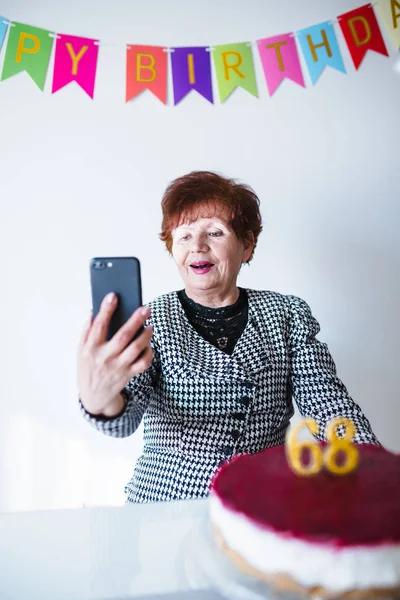 Donna Anziana Che Selfie Vicino Tavolo Con Torta Mentre Festeggia — Foto Stock