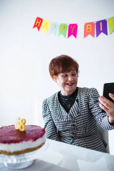 Donna Anziana Che Selfie Vicino Tavolo Con Torta Mentre Festeggia — Foto Stock