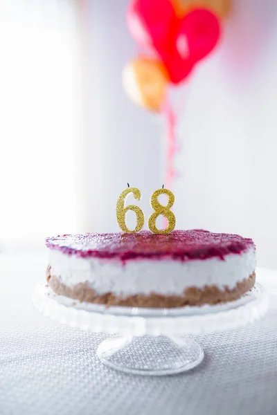 Bolo Aniversário Com Velas Número Sessenta Oito Stand — Fotografia de Stock