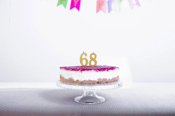 Bolo Aniversário Com Velas Número Sessenta Oito Stand — Fotografia de Stock
