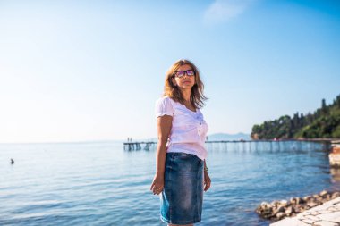 İskelede dinlenen kadın, Yunanistan