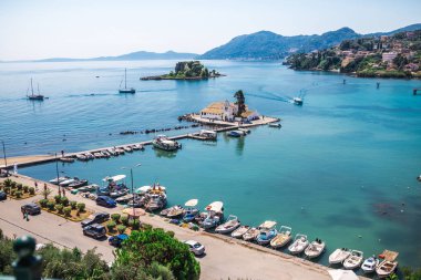 Vlacherna Manastırı: Korfu, Yunanistan bir tepeden bir görünüm