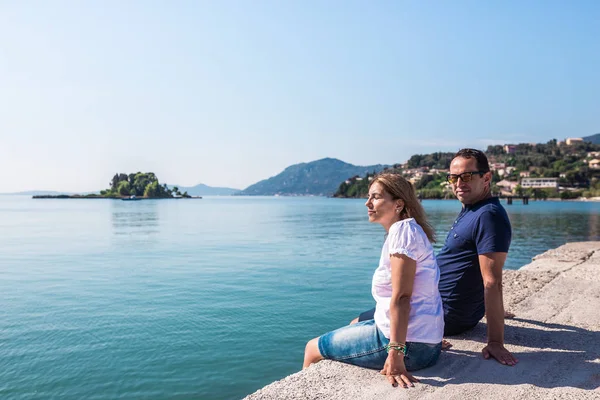 Vrouw Man Toeristen Ontspannen Pier Griekenland — Stockfoto