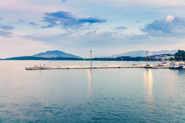 İskele ve dağların manzara manzarası - Yunanistan'da deniz manzarası.
